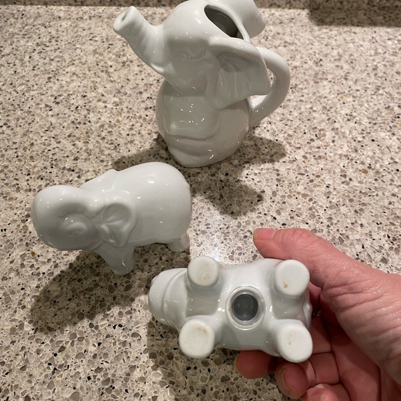 White pottery elephant salt/ pepper set with a elephant pitcher - Picture 3 of 6